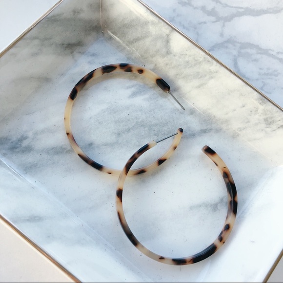 Resin Tatum Tortoise Hoop Earrings (Beige) - Picture 6 of 8